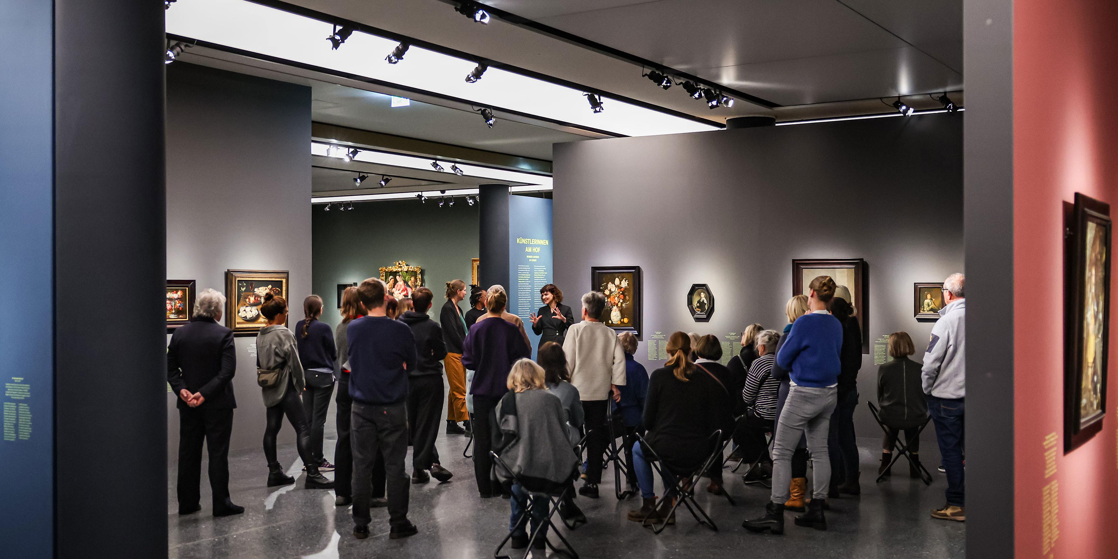 Auf dieser Fotografie wird eine Führung im Bucerius Kunst Forum abgebildet.