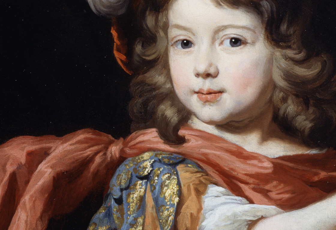Auf diesem Gemälde ist ein Junge dargestellt, der in opulenter, farbenfroher Kleidung des Barock gekleidet ist. 
