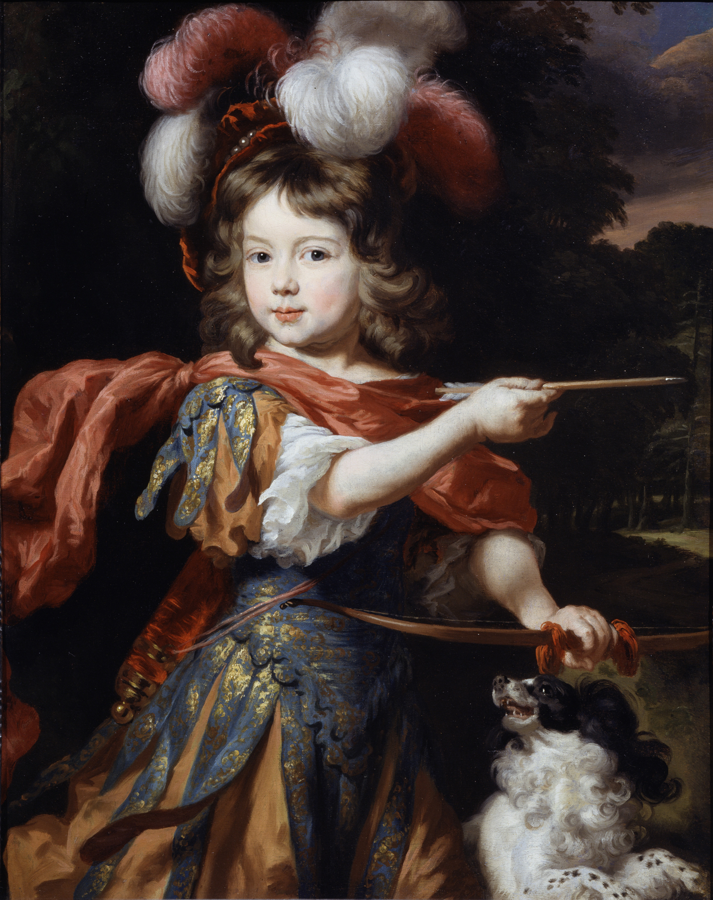 Auf diesem Gemälde ist ein Kind dargestellt, das in opulenter, farbenfroher Kleidung des Barock gekleidet ist. Das Outfit besteht aus reich verzierten Stoffen und einer Kopfbedeckung, die mit prächtigen Federn geschmückt ist. Das Kind hält einen Pfeil in der einen und einen Bogen in der anderen Hand und blickt mit einem freundlichen Ausdruck in die Ferne. Neben ihm steht ein kleiner Hund, der aufmerksam zu ihm blickt. Die Szene ist vor einem bewaldeten Hintergrund in dunklen Farbtönen platziert.