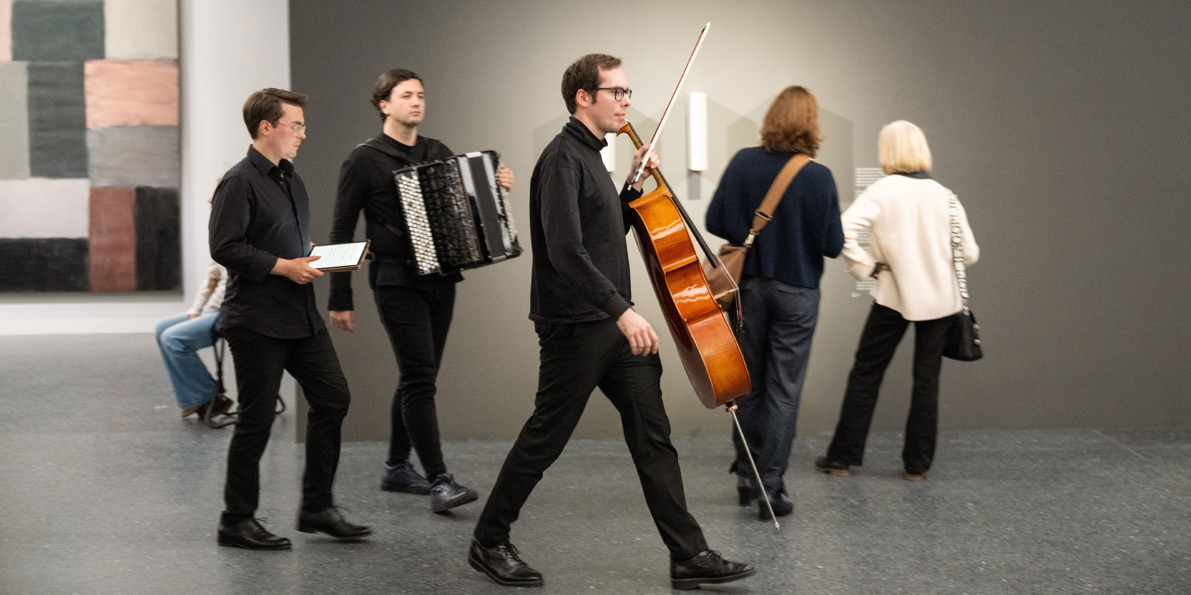 Musiker des Treppenhausorchesters in der Ausstellung