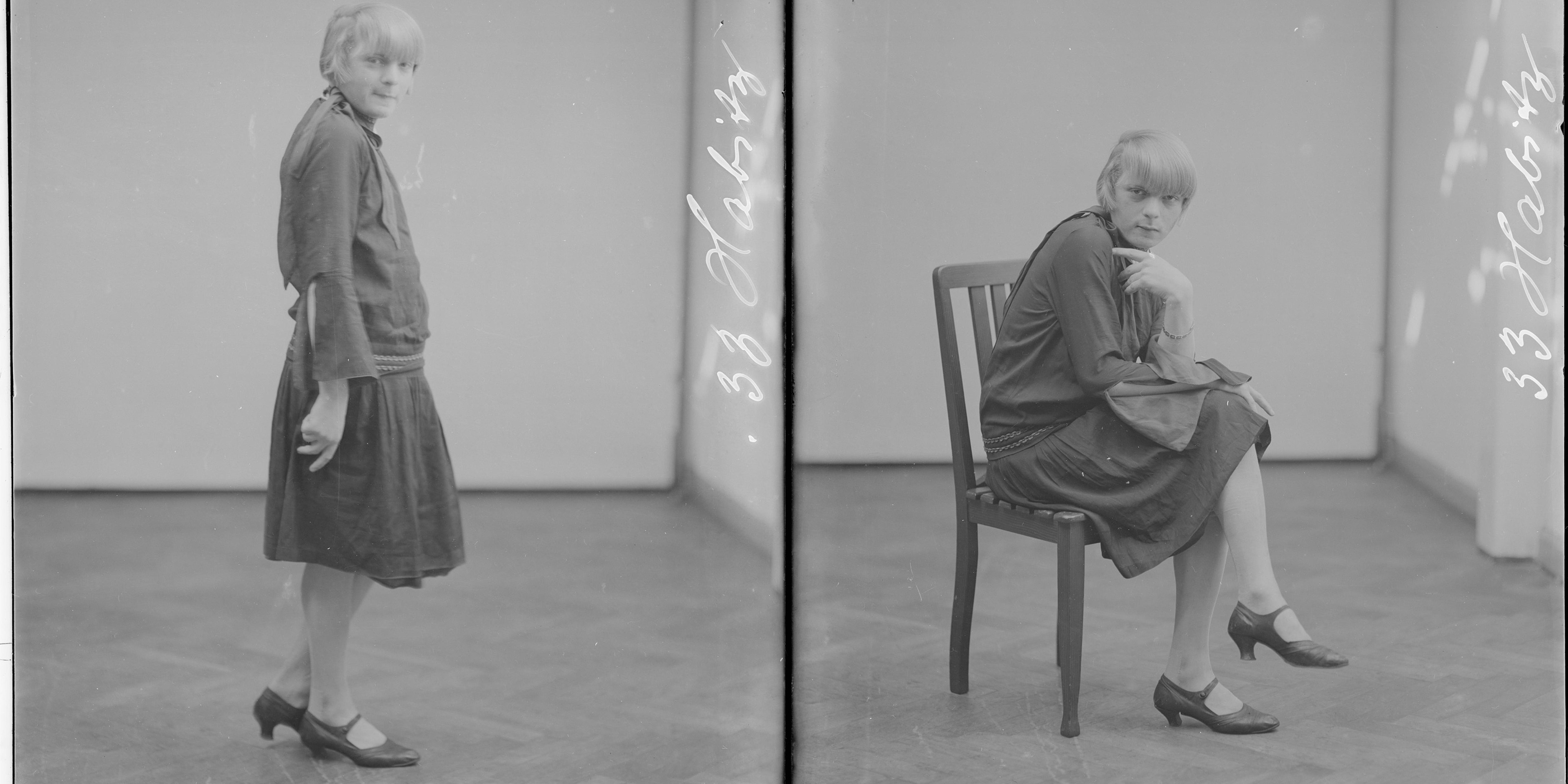 Zwei Schwarzweiße Fotografien der trans Frau Liddy Bacroff. Links stehend und rechts sitzend.
