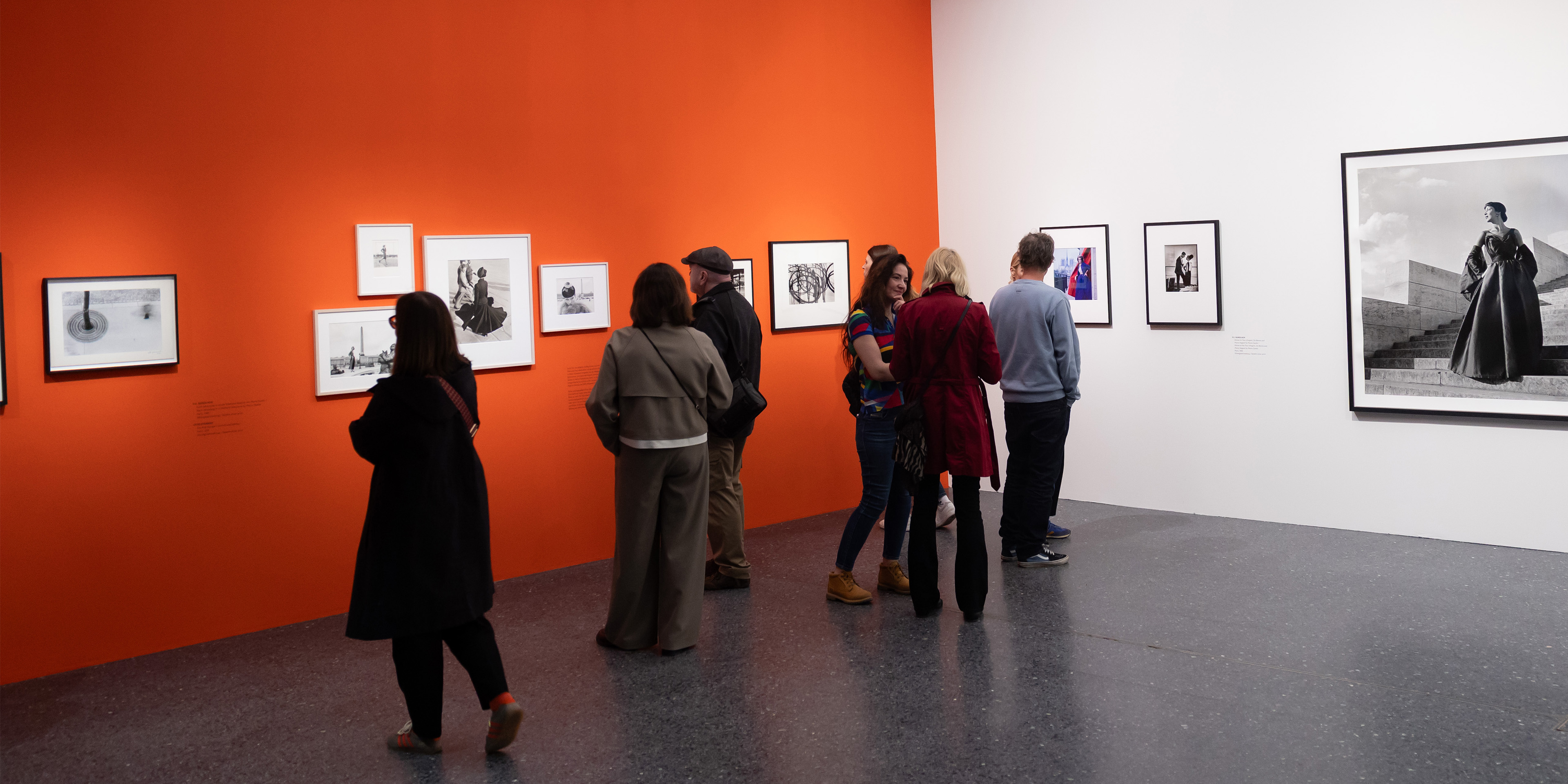 Das Bild zeigt Besuchende in der Ausstellung F.C. Gundlach. You’ll Never Watch Alone.