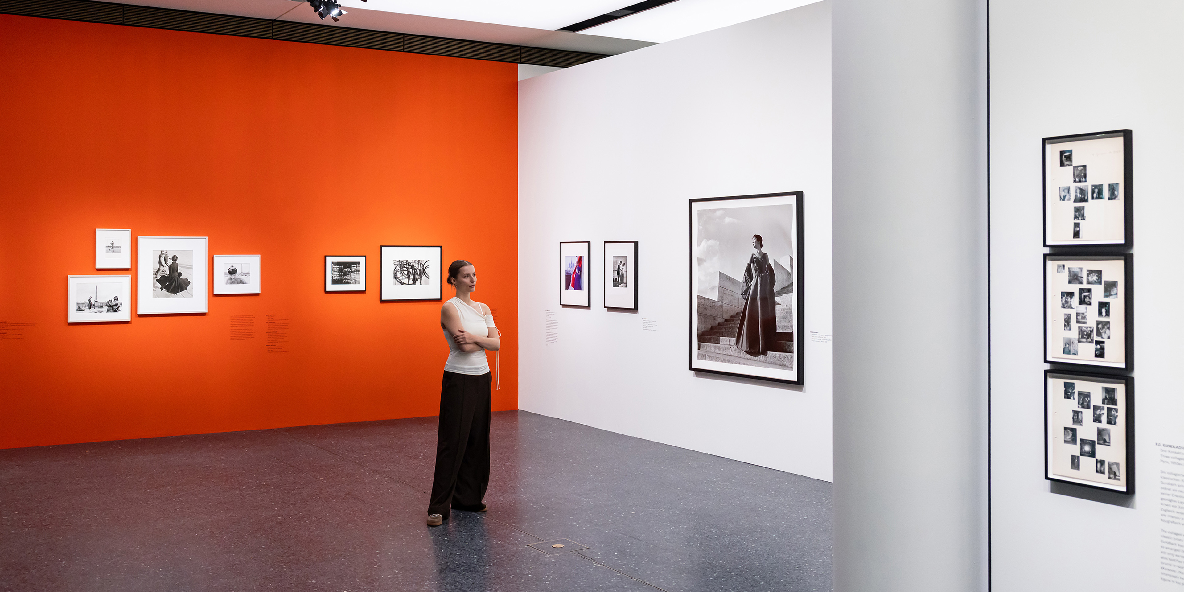 Das Bild zeigt eine Frau in der Ausstellung F.C. Gundlach. You'll Never Watch Alone.