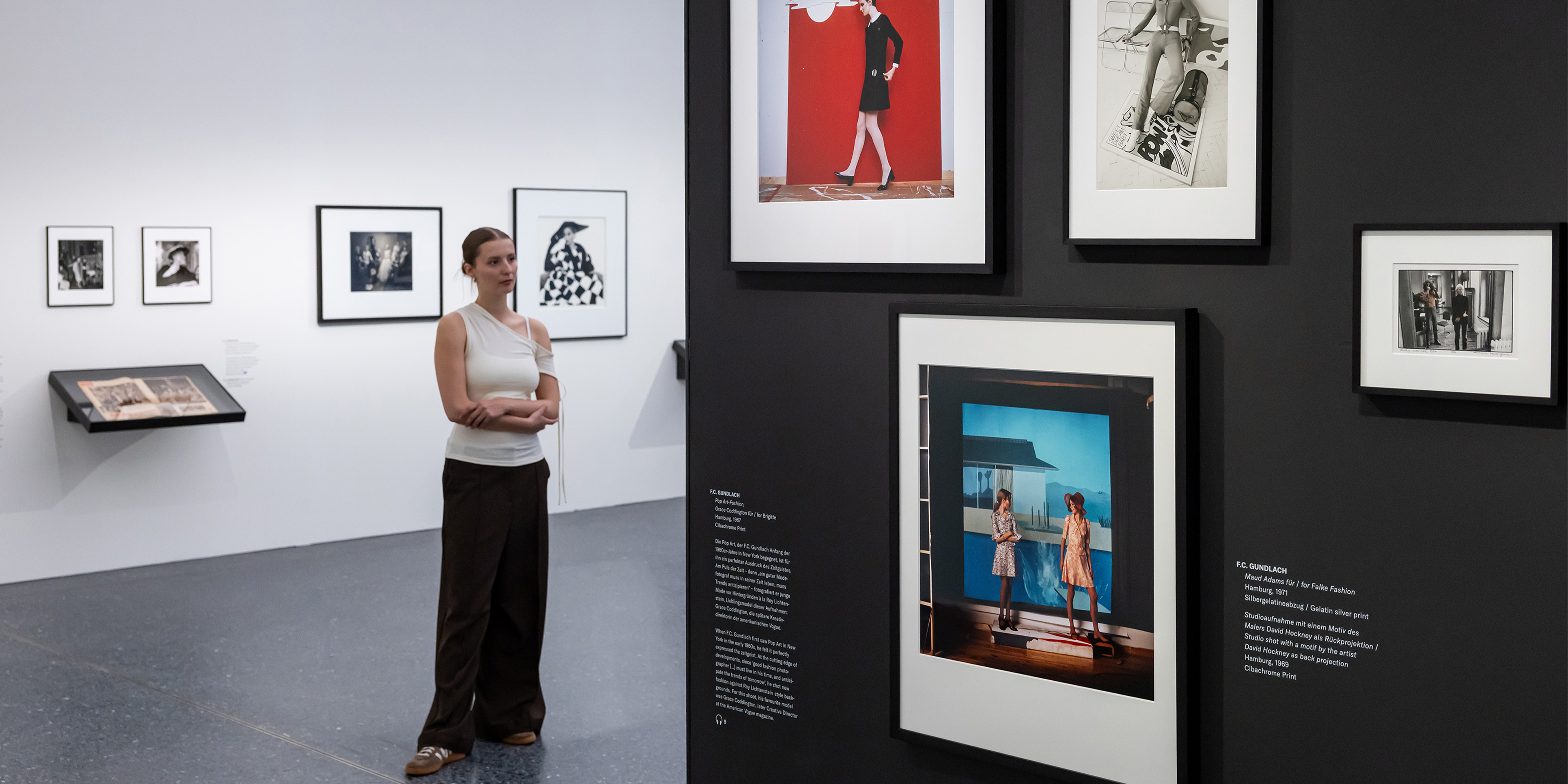Das Bild zeigt eine Frau in der Ausstellung F.C. Gundlach. You'll Never Watch Alone.