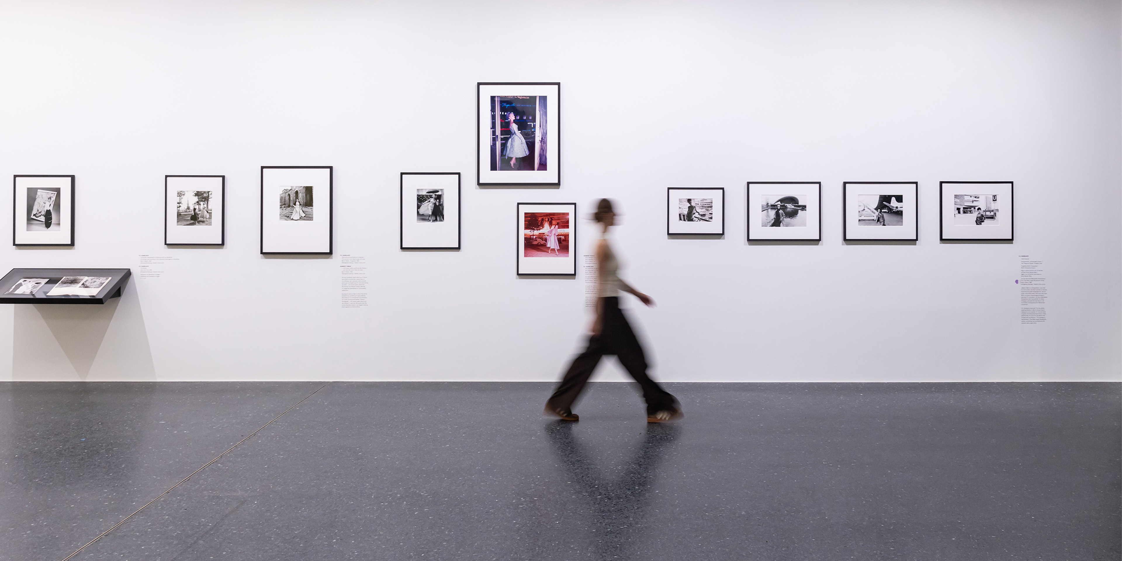 Ausstellungsansicht von F.C. Gundlach. You'll Never Watch Alone