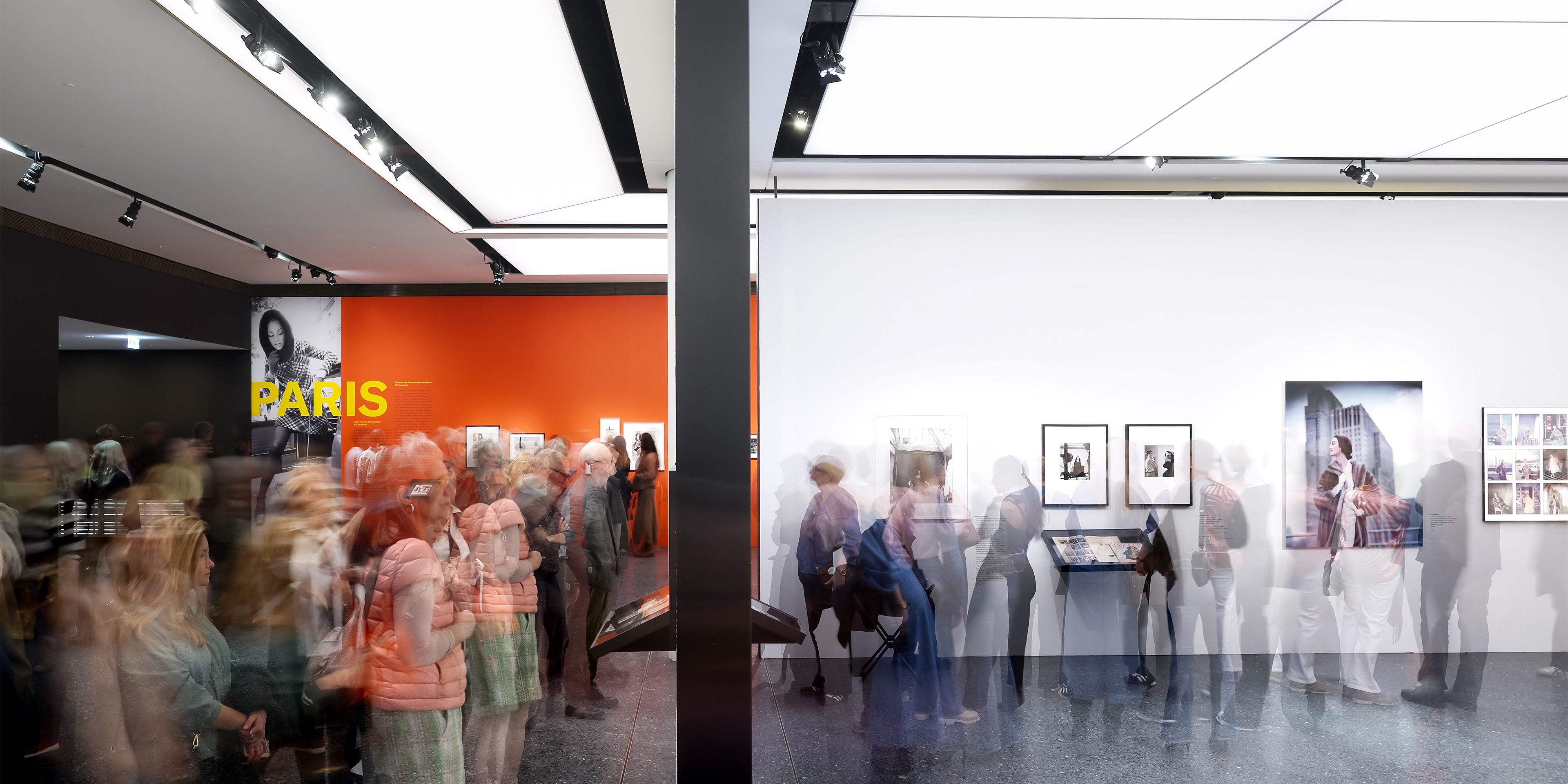 Das Bild zeigt Besuchende in der Ausstellung F.C. Gundlach. You’ll Never Watch Alone.
