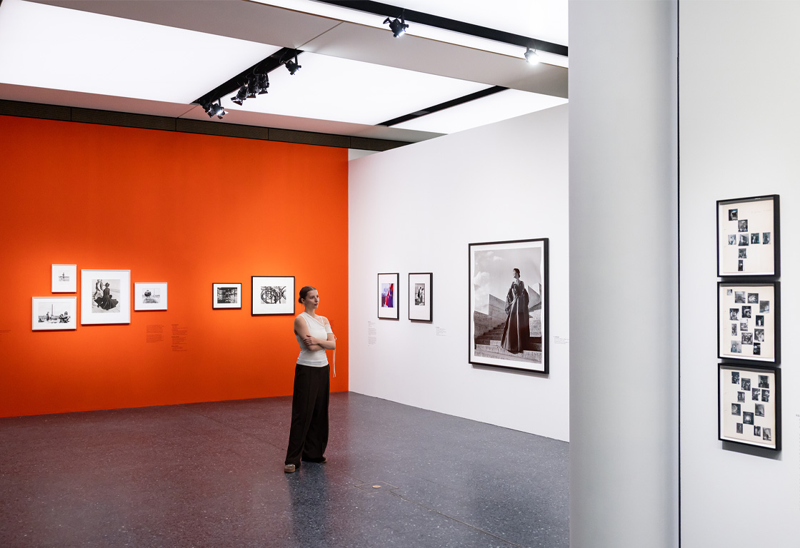 Eine Person steht in der Ausstellung: F.C. Gundlach. You'll Never Watch Alone und schaut sich Fotografien in der Ausstellung an.