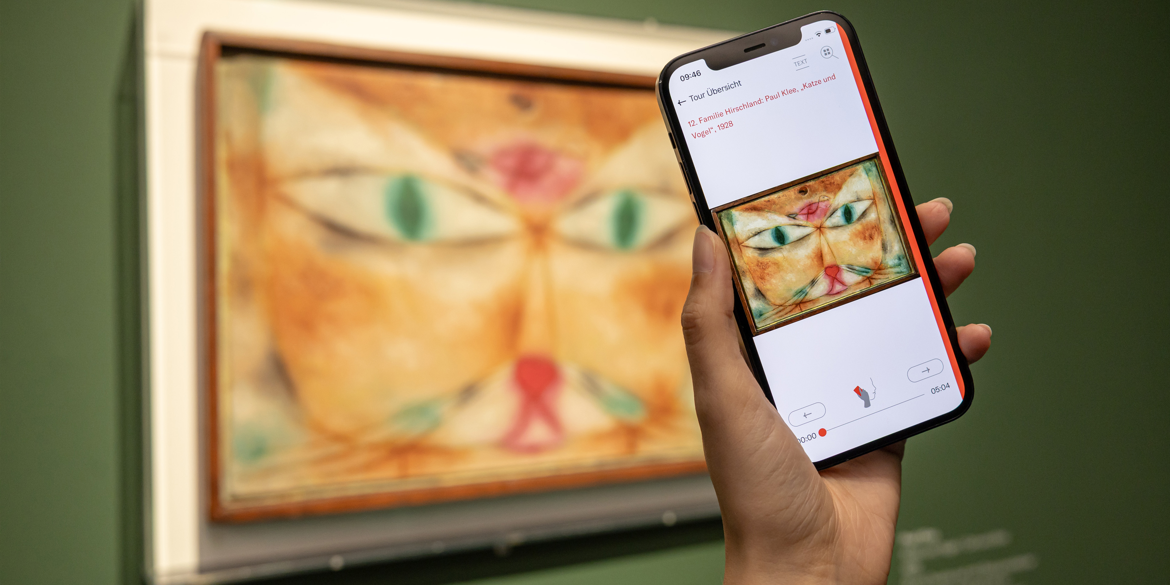 Das Bild zeigt ein Handy mit dem Bucerius Kunst Forum Audioguide zur Ausstellung Von Monet bis Picasso. Jüdische Kunstsammler:innen in Deutschland