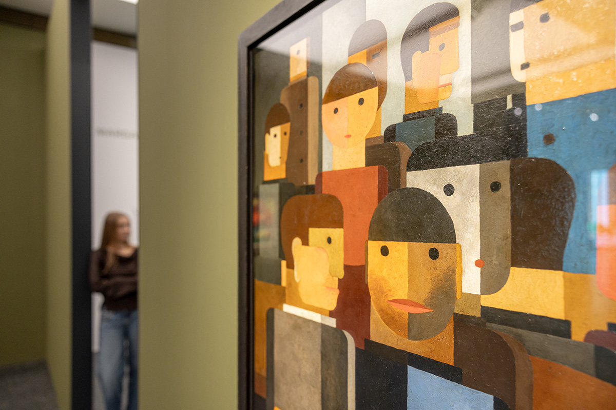 Auf dem Bild sieht man eine Nahaufnahme eines Werkes in der Ausstellung Von Monet bis Picasso. Jüdische Kunstsammler:innen in Deutschland. Im Hintergrund steht eine Person in der Ausstellung. 