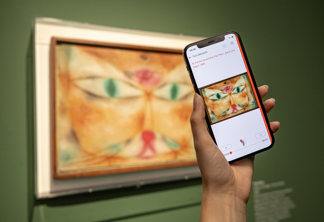 Das Bild zeigt ein Handy mit dem Bucerius Kunst Forum Audioguide zur Ausstellung Von Monet bis Picasso. Jüdische Kunstsammler:innen in Deutschland