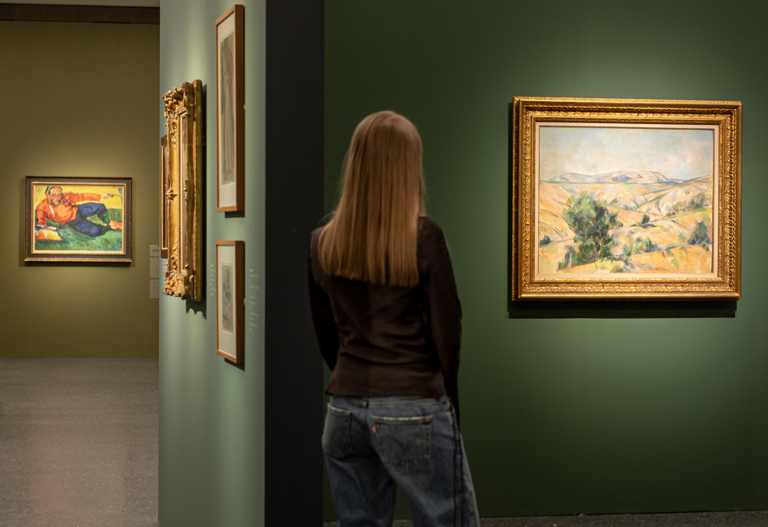Auf dem Bild sieht man eine Person in der Ausstellung Von Monet bis Picasso. Jüdische Kunstsammler:innen in Deutschland
