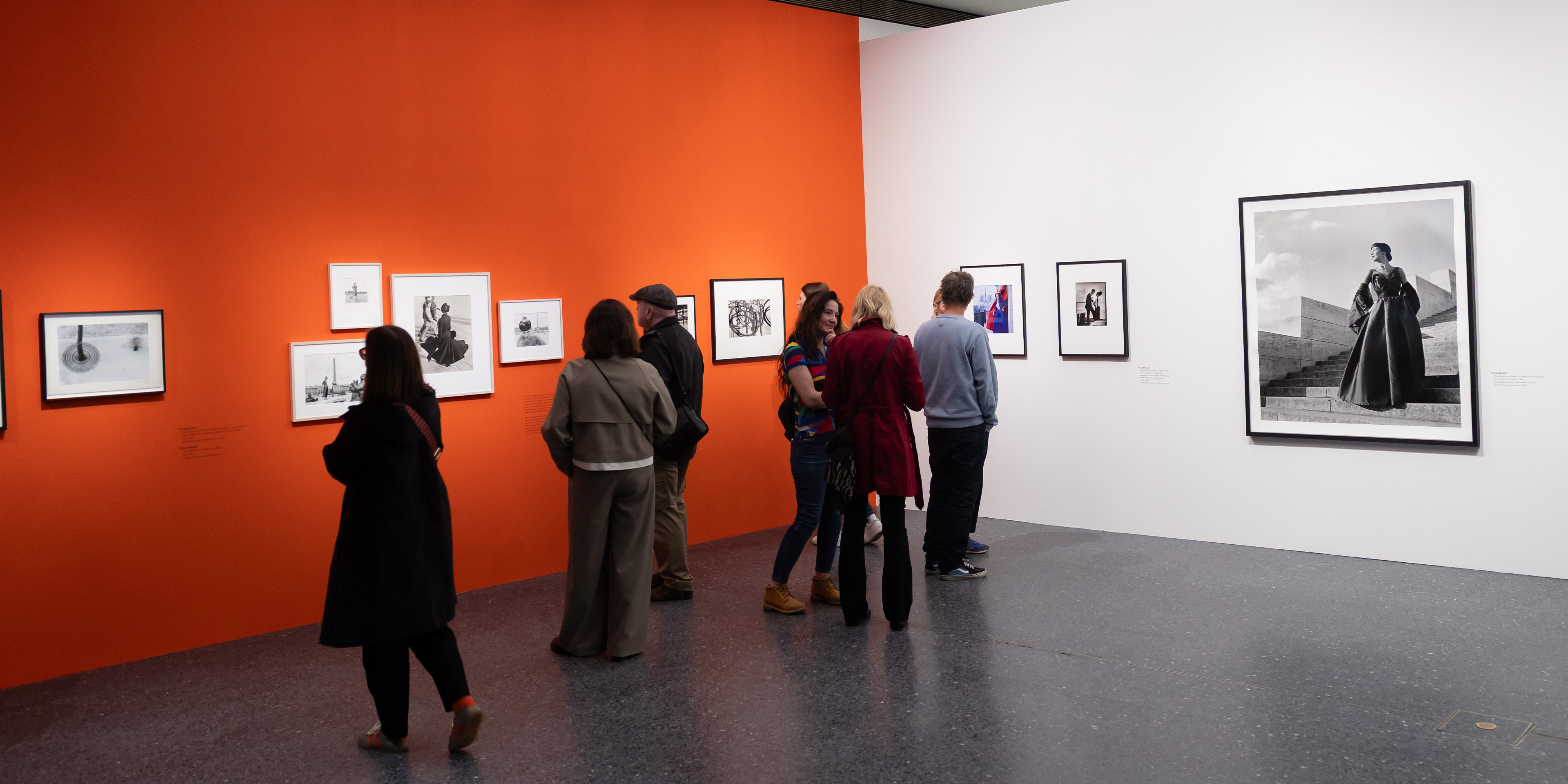 Die Fotografie zeigt Menschen in einer Ausstellung im Bucerius Kunst Forum.