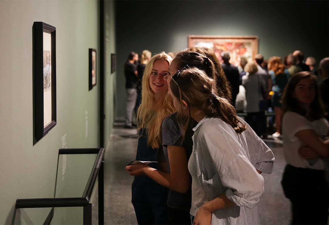 junge Menschen betrachten Kunst