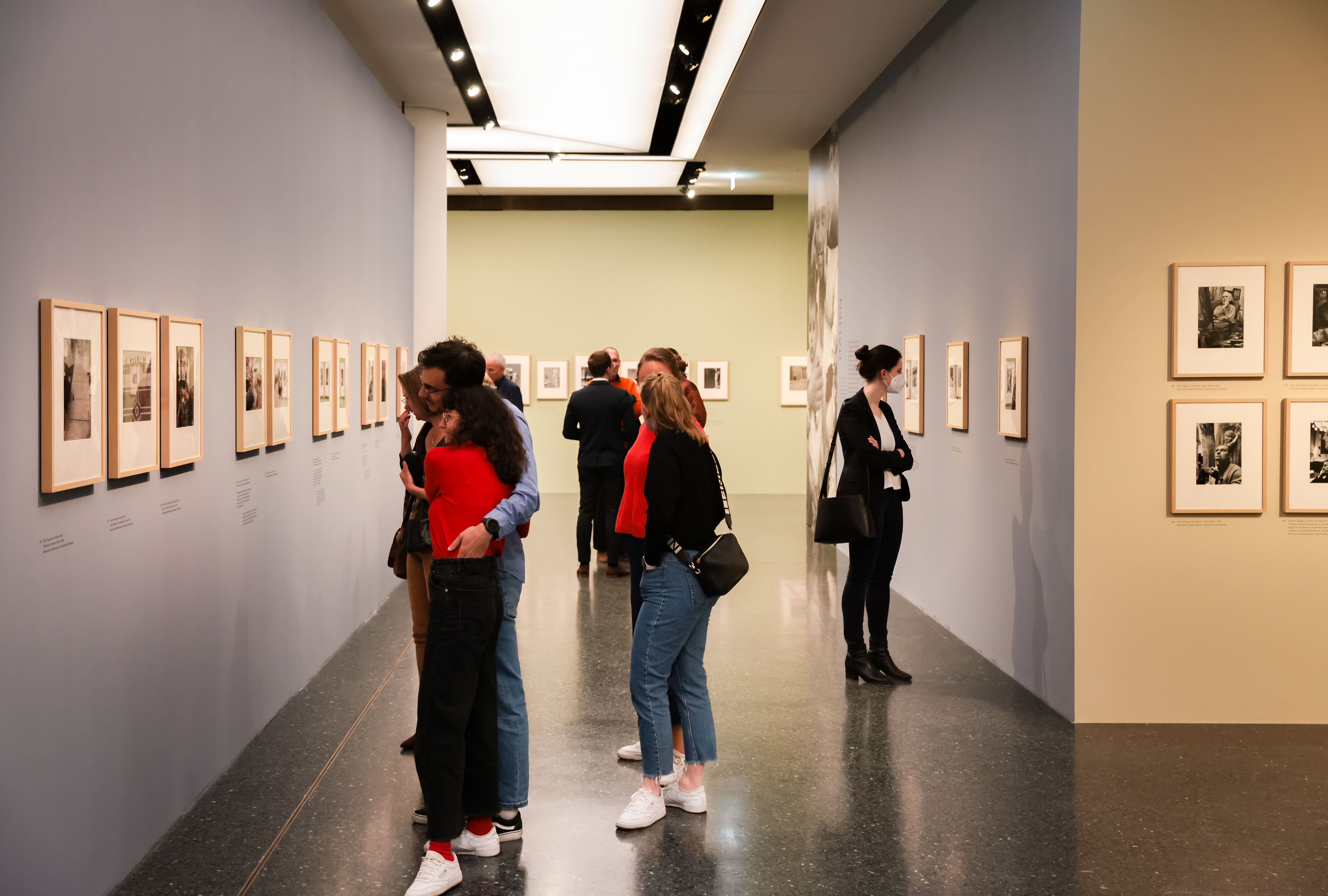 Menschengruppen stehen interessiert vor Kunstwerken im Bucerius Kunst Forum