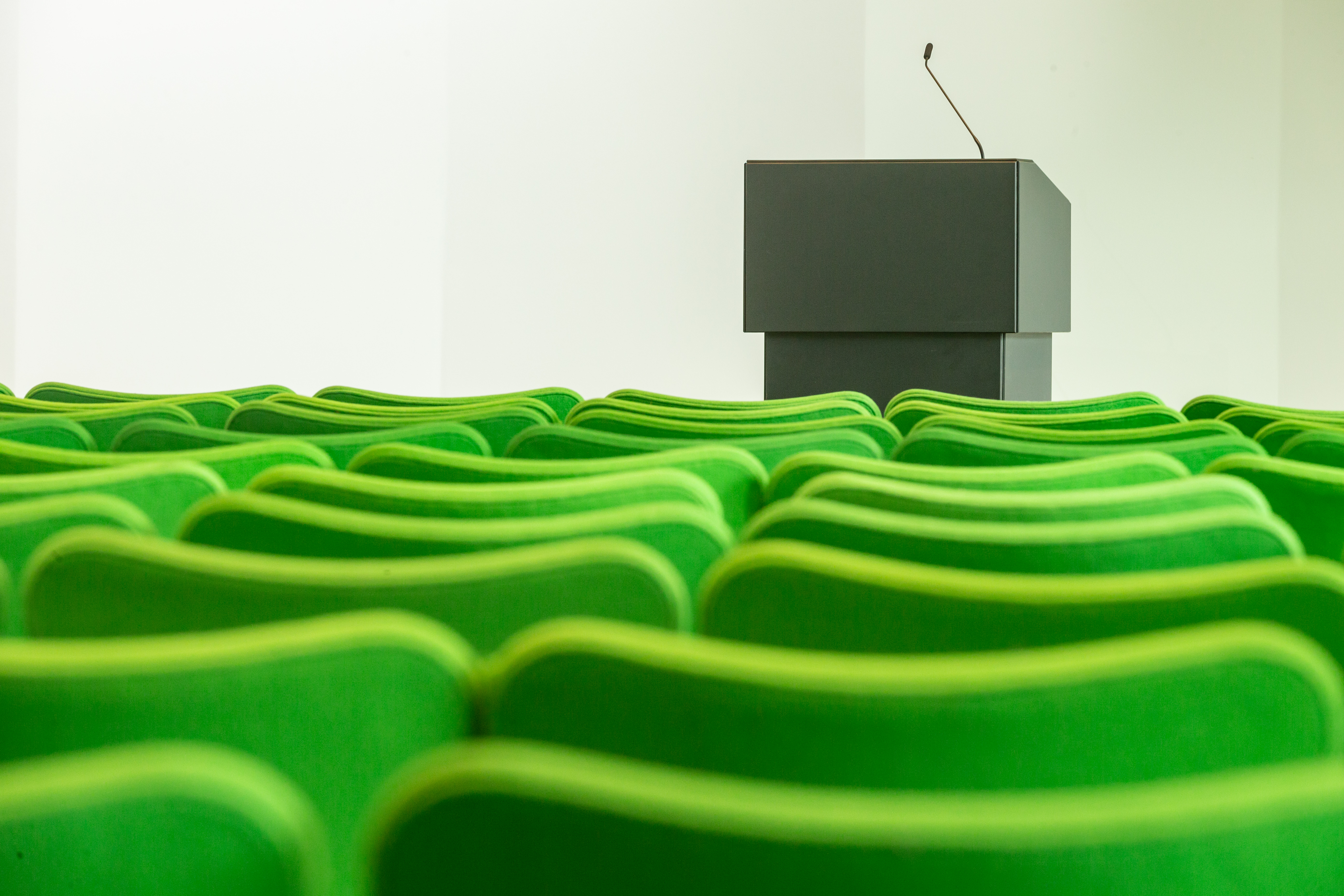 Blick in das leere Auditorium des Bucerius Kunst Forums mit grüner Bestuhlung. 