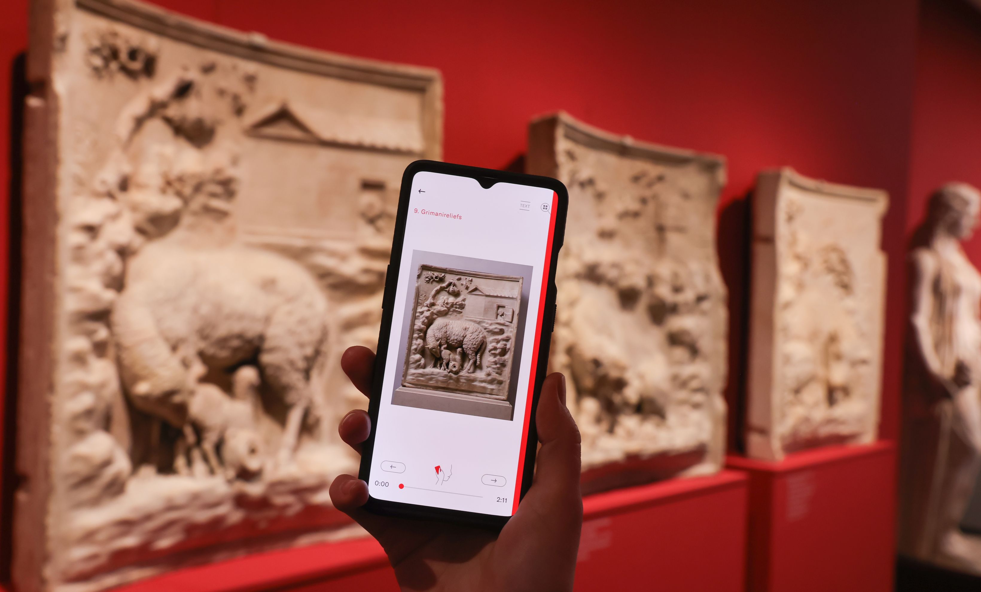 Audioguide zur Augustus Ausstellung auf einem Handy angezeigt