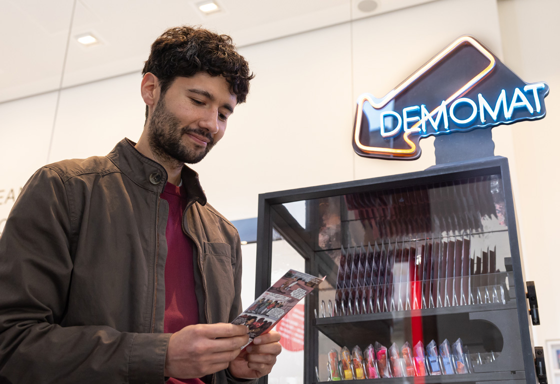 Ein Besucher steht vor dem "Demomat" im Foyer des Bucerius Kunst Forums. Am Demomaten können sich Interessierte ihren Snack für mehr Demokratie kostenlos ziehen.