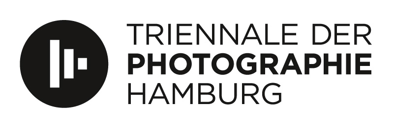 Das Bild zeigt das schwarz-weiß Logo der Triennale der Photographie Hamburg
