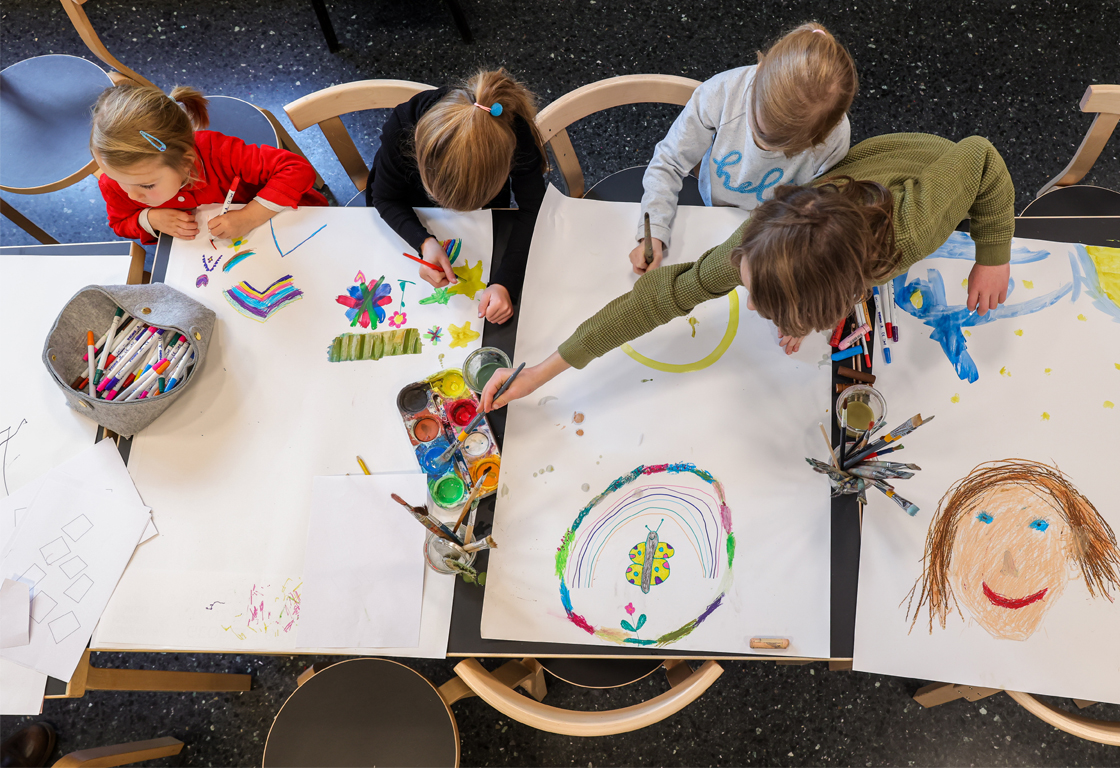 Kinder malen im Atelier