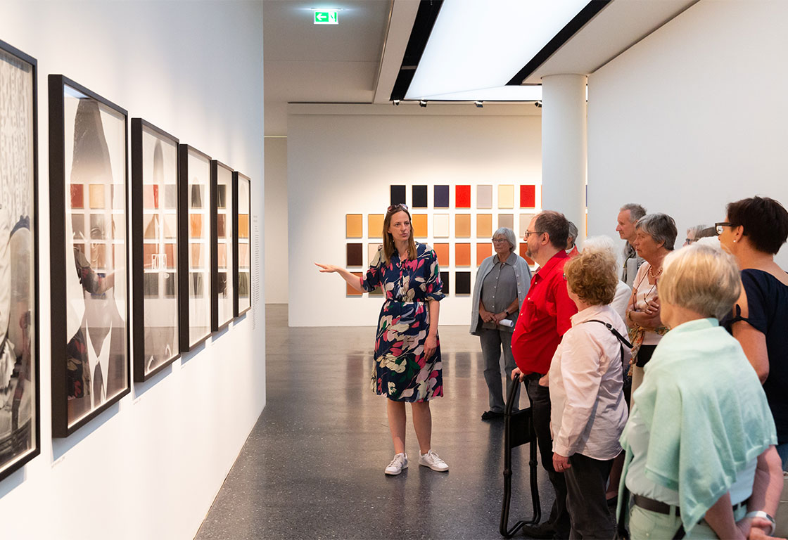 Führung in einer Ausstellung im Bucerius Kunst Forum.