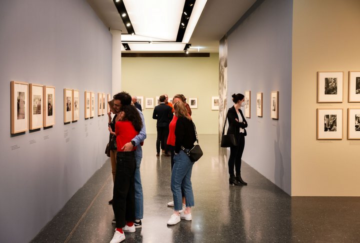 Blick in die Ausstellung mit Besucher:innen