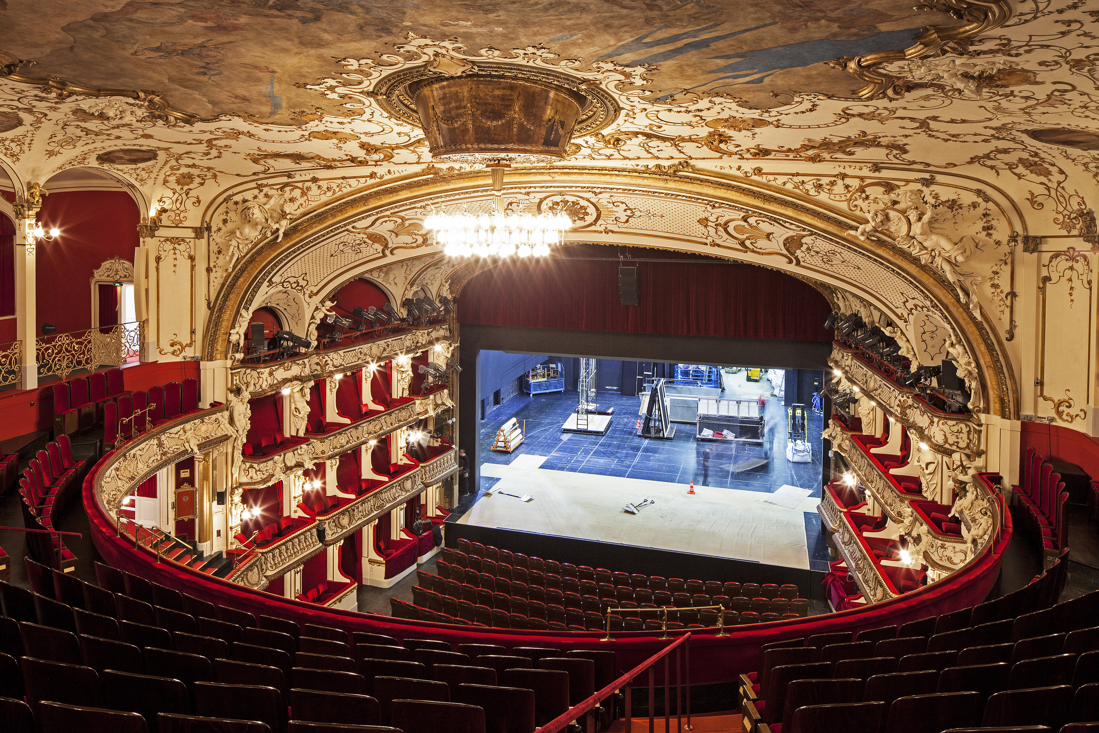 Zuschauerraum mit Blick auf Bühne des Deutschen Schauspielhauses