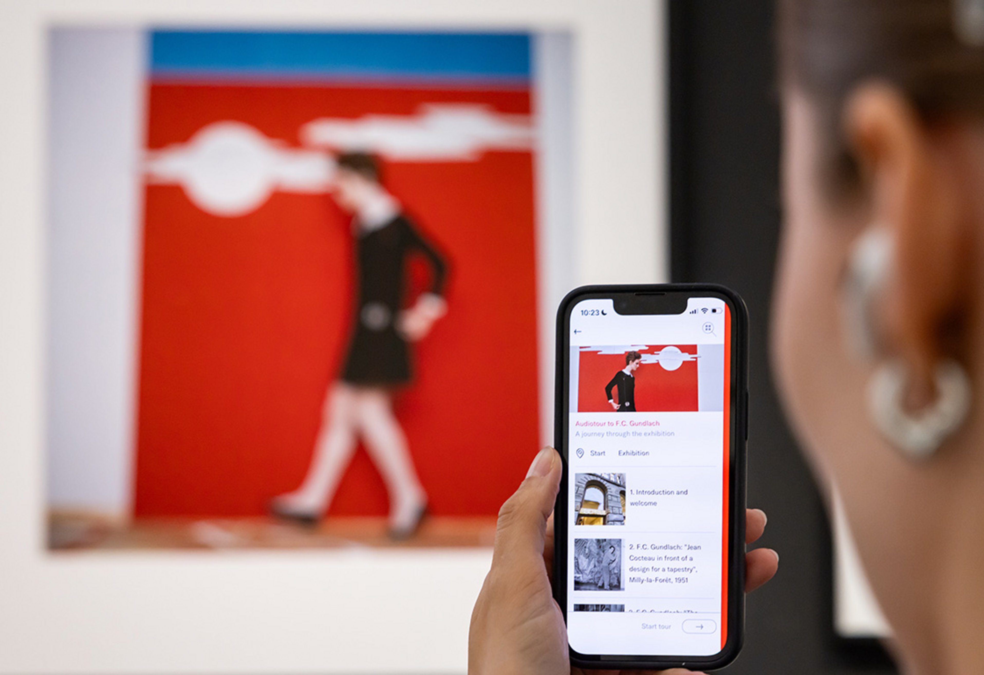 Das Bild zeigt ein Handy mit dem Bucerius Kunst Forum Audioguide zu Ausstellung F.C. Gundlach.