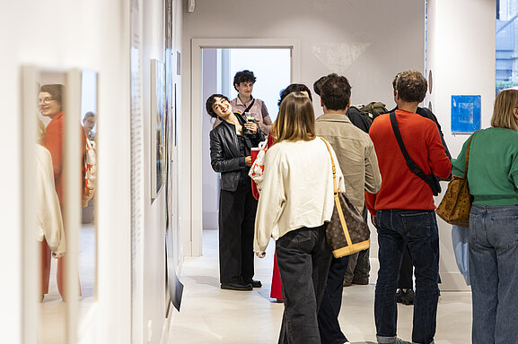 Personen in der Satelliten-Ausstellung.
