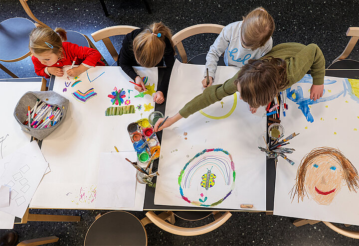 Kinder malen im Atelier