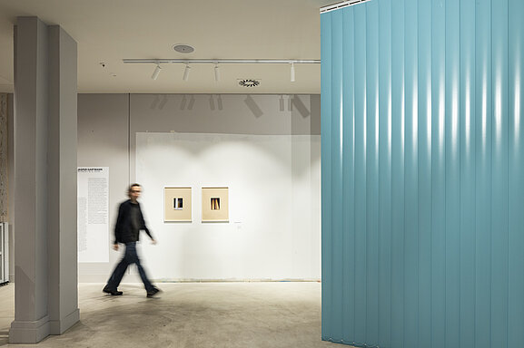 Person in der Satelliten-Ausstellung.