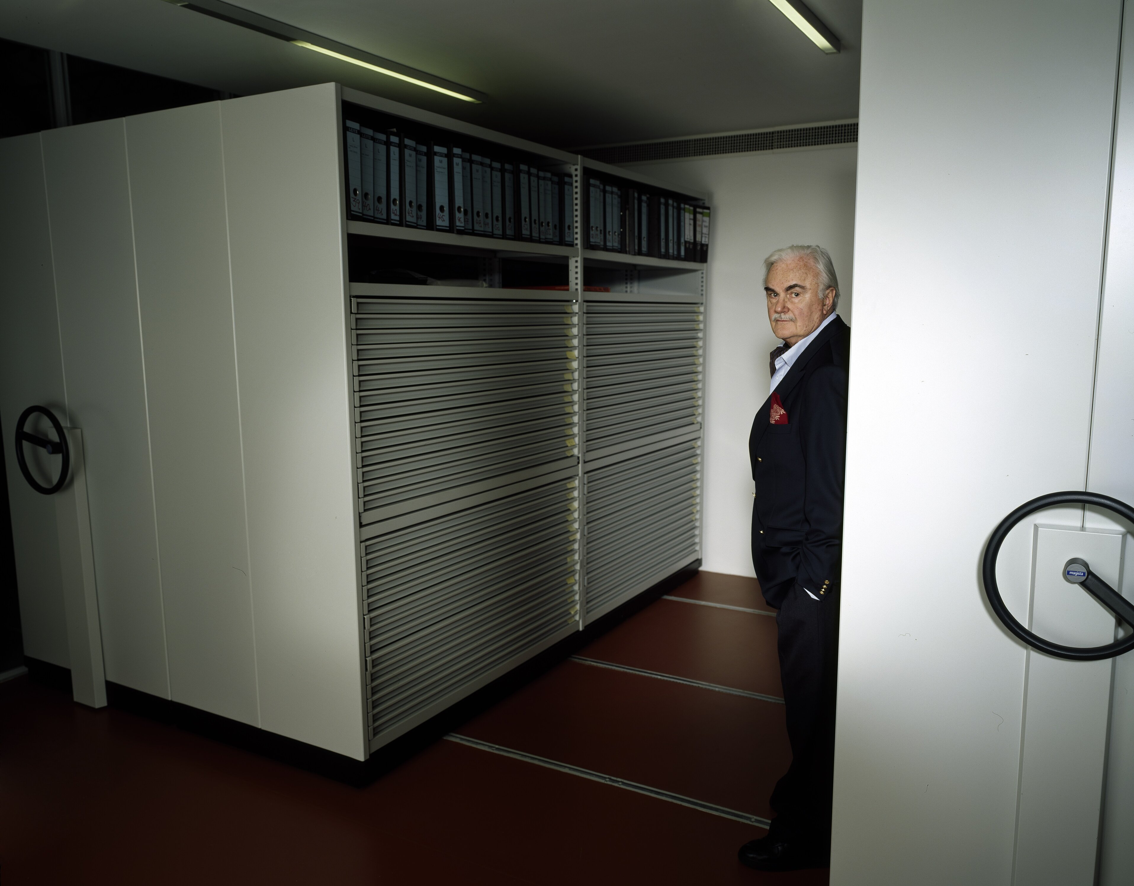 F.C. Gundlach in seinem Archiv