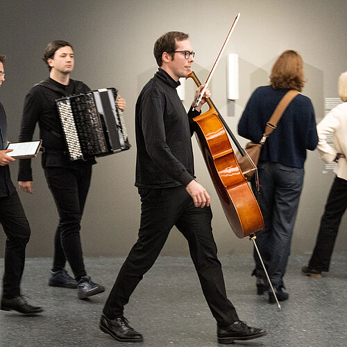 Musiker des Treppenhausorchesters in der Ausstellung