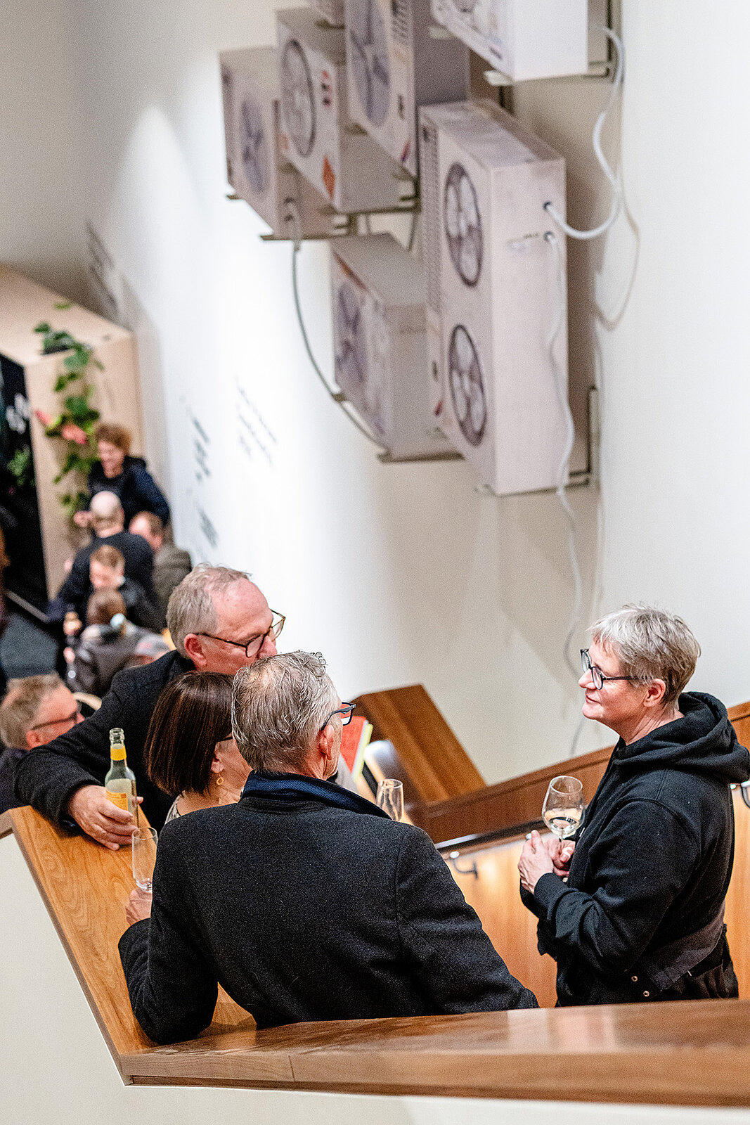 Menschen stehen auf der Treppe des Bucerius Kunst Forum und unterhalten sich. Sie eröffnen die Staircase Intervention - eine Ausstellung im Treppenhaus.