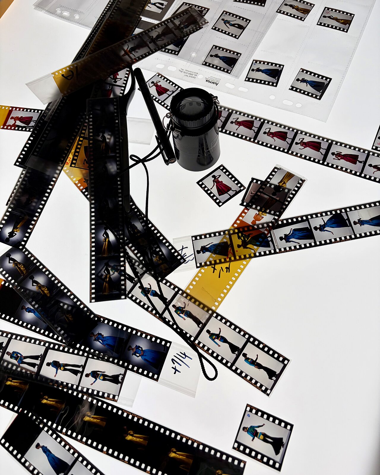 Das Bild zeigt Fotonegative und -abzüge im Fotoarchiv.