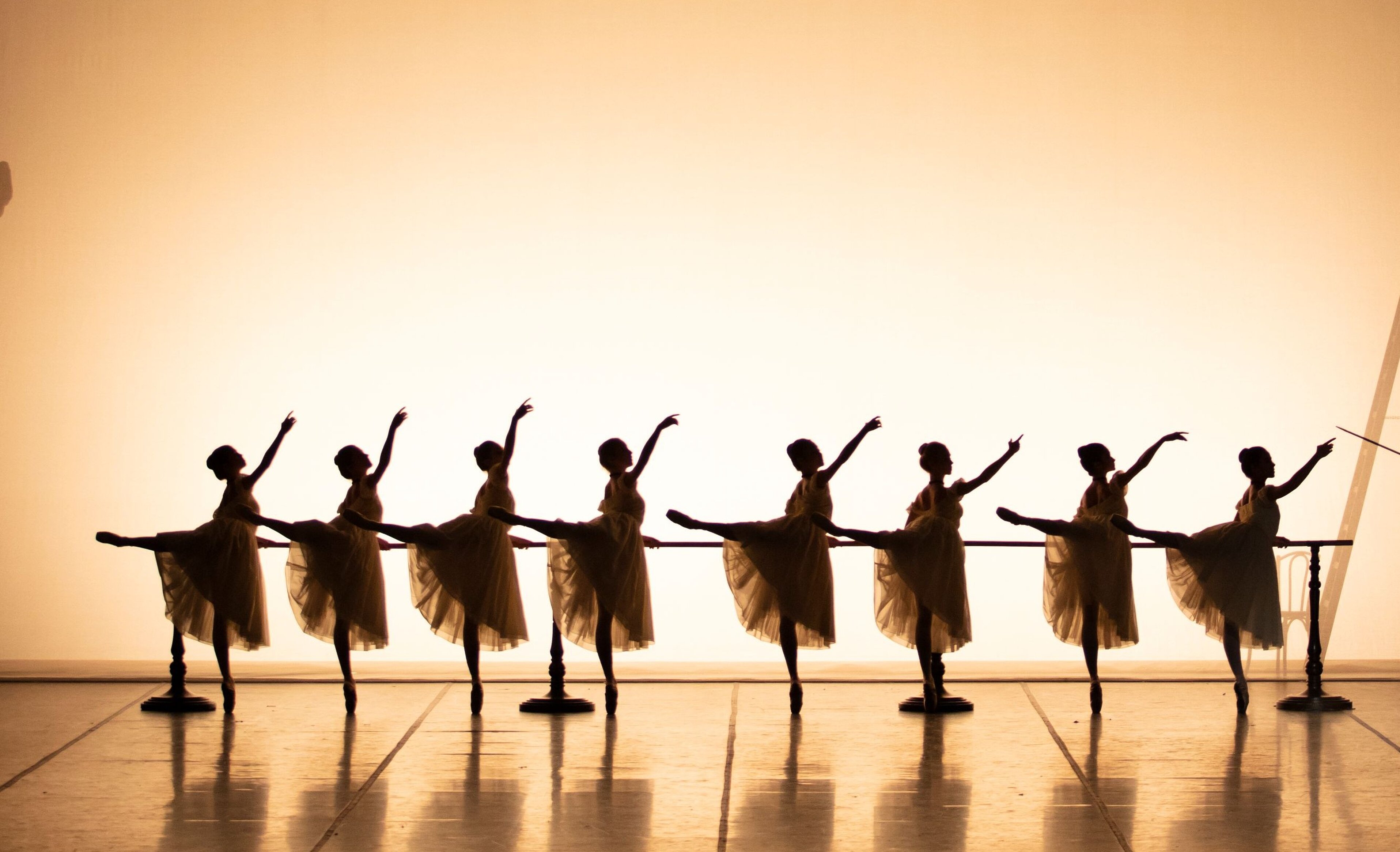 Bild des Ensembles in Arabesque-Position bei der Ballettaufführung "Der Nussknacker" von John Neumeier
