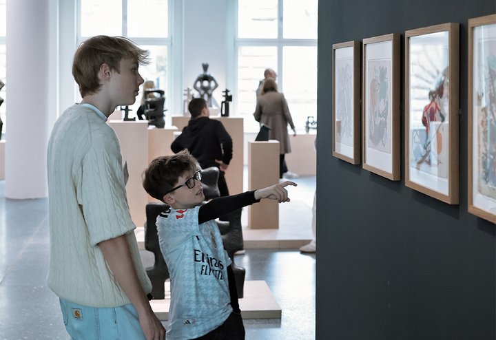 Schüler führt Schüler durch die Ausstellung im Bucerius Kunst Forum.