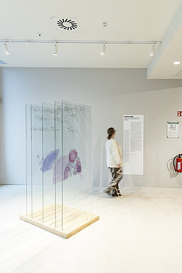 Person in der Satelliten-Ausstellung.
