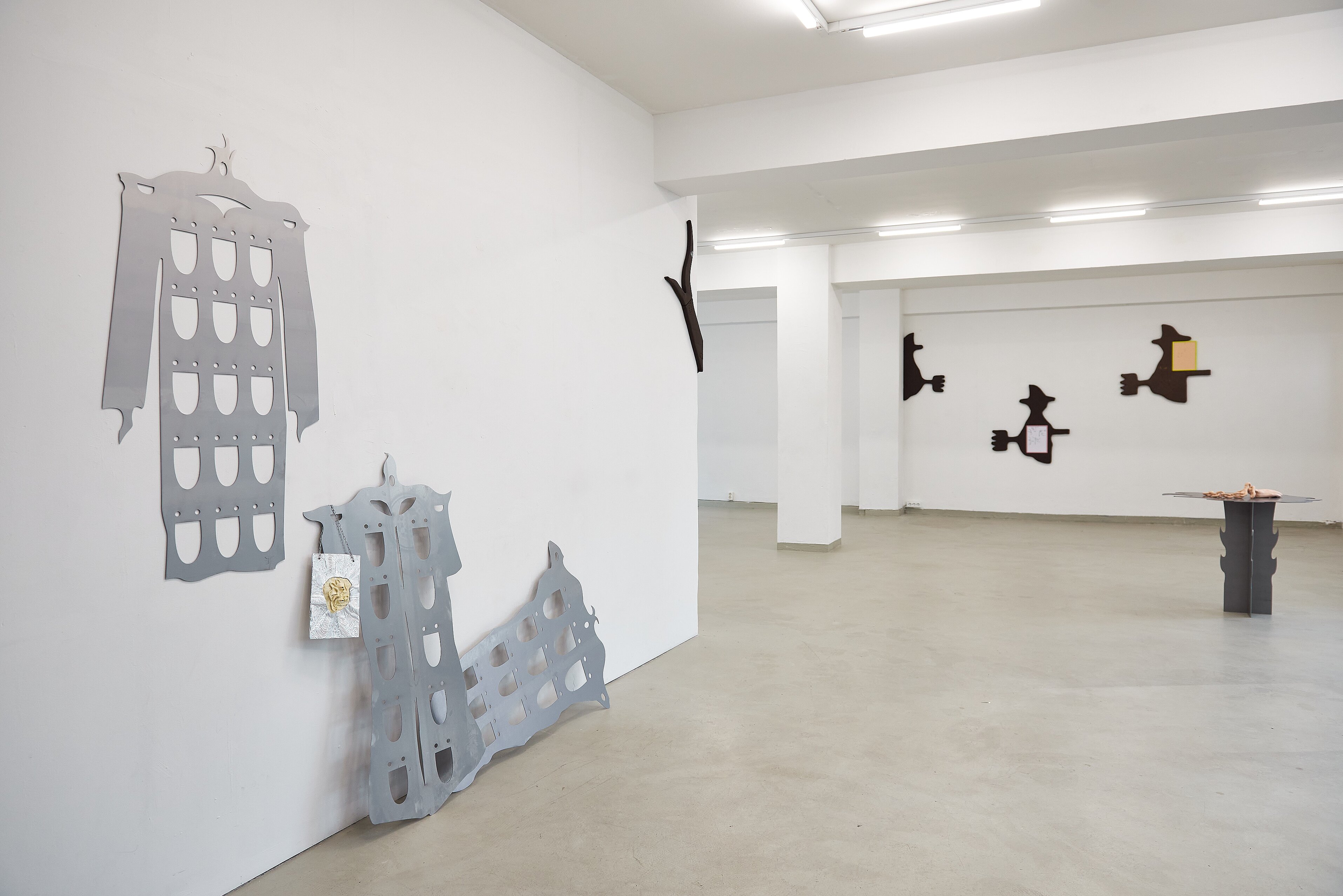 Ausstellungsansicht von Werken von den Künstlerinnen Anna Bochkova und Judith Kisner