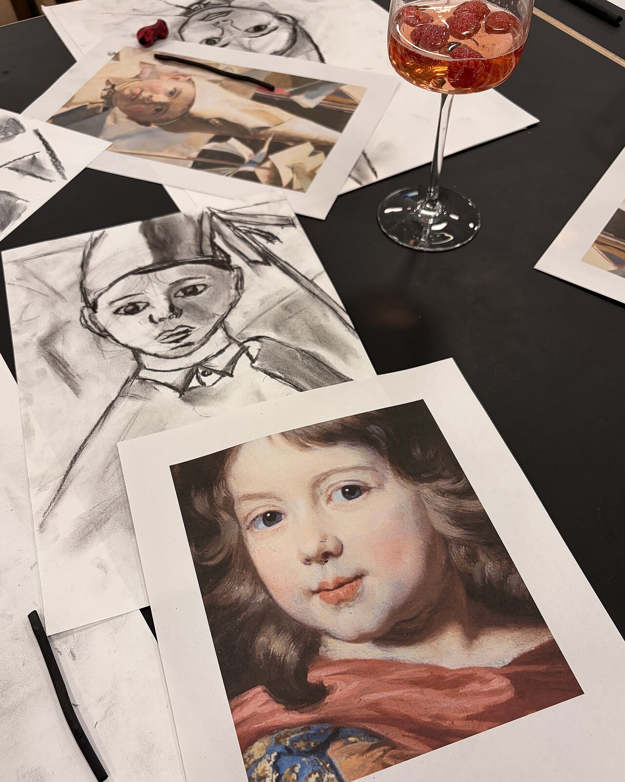 Das Foto zeigt Zeichnungen von Teilnehmenden der Veranstaltung Members Art des Bucerius Kunst Clubs.