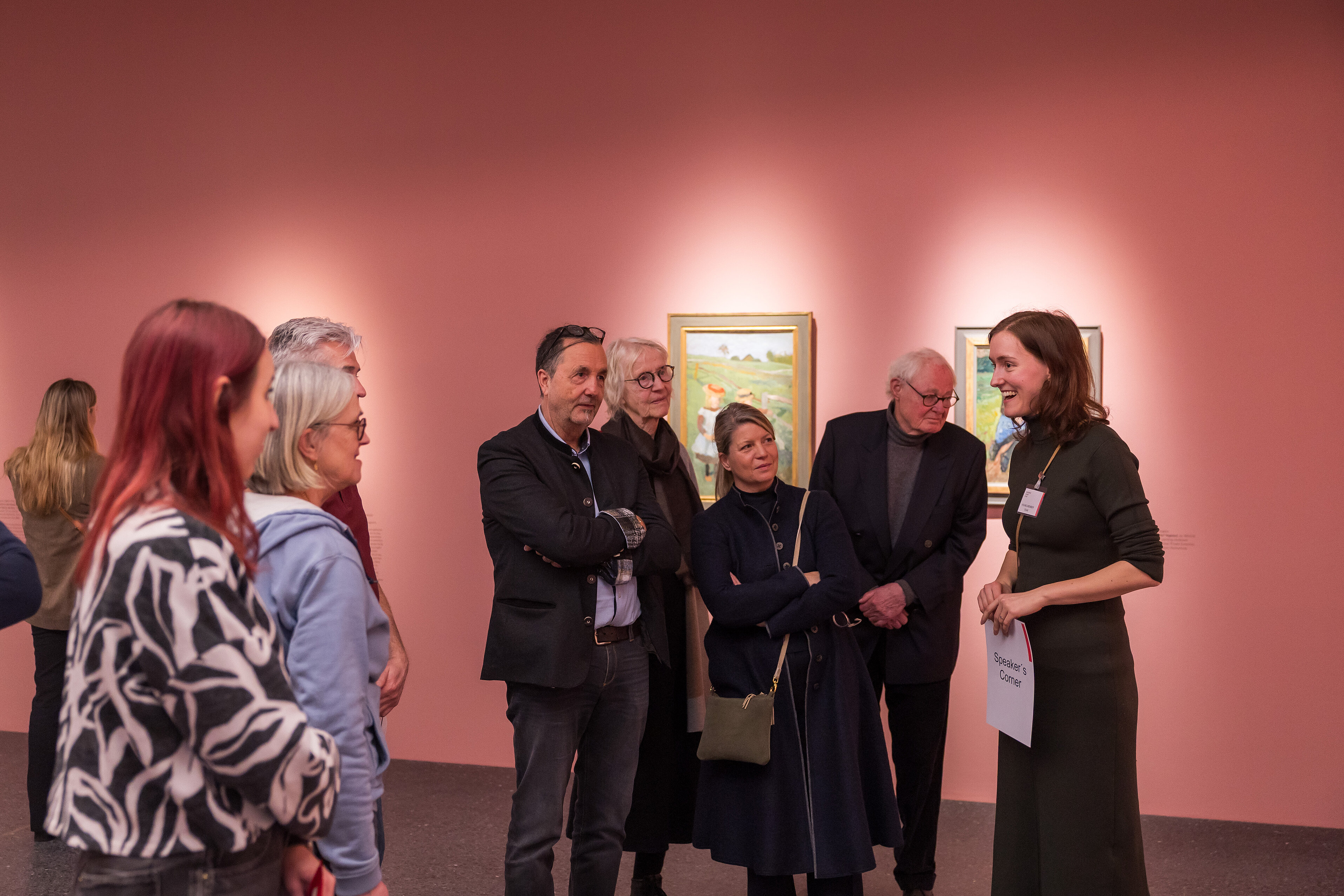 Eine Gruppenführung wird in der Ausstellung gezeigt