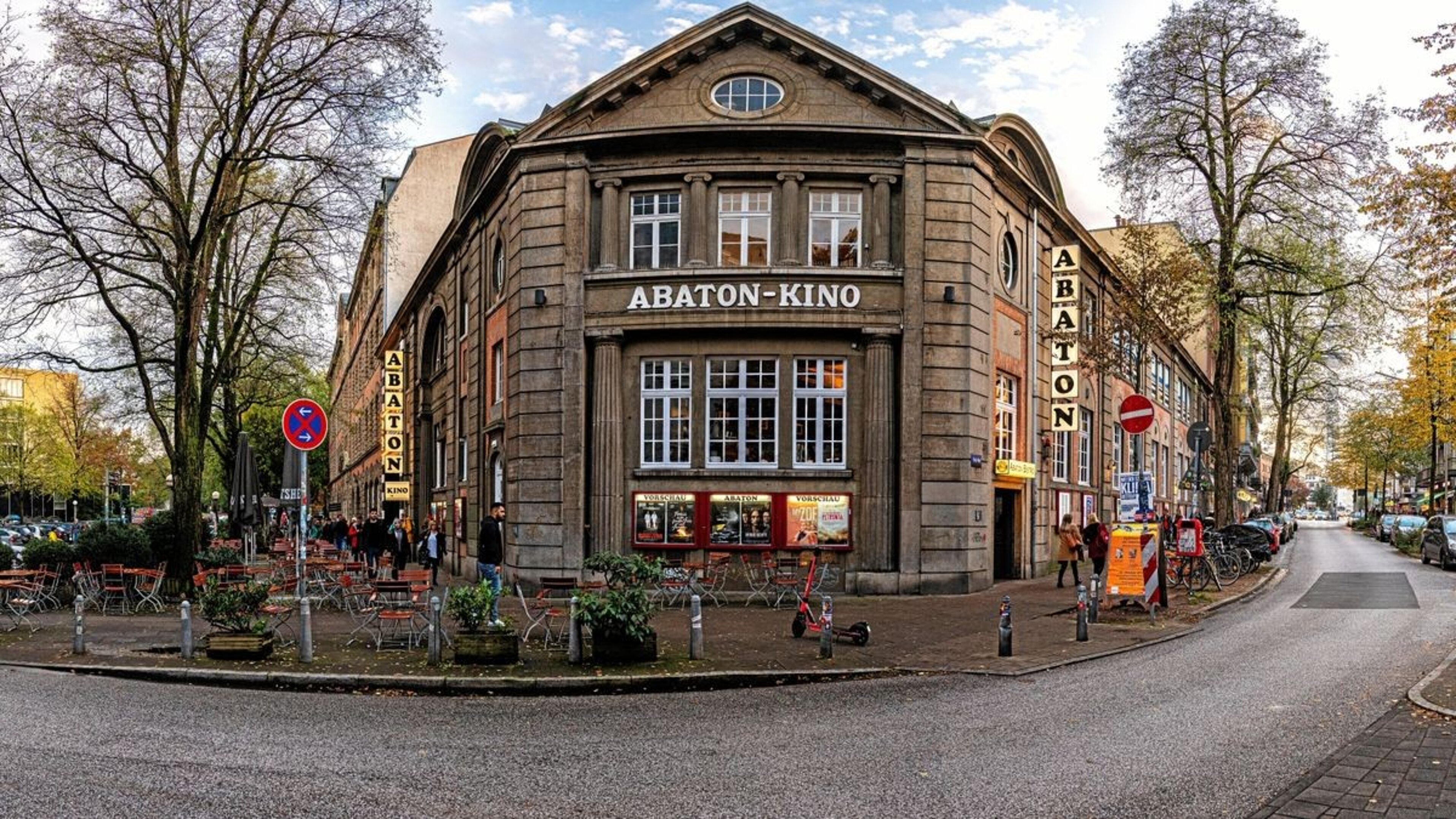 Gebäude des Abaton-Kinos von außen