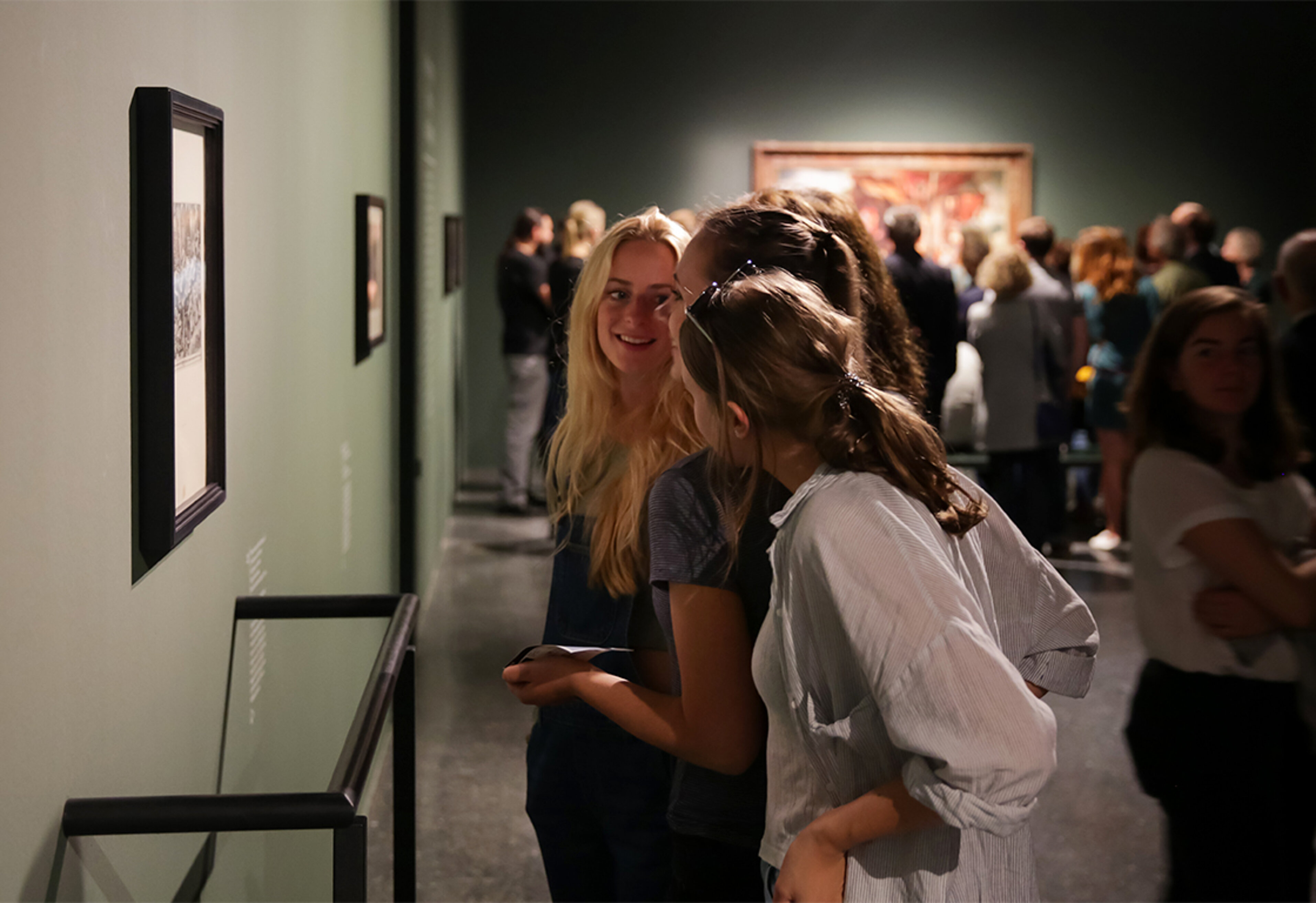 junge Menschen betrachten Kunst