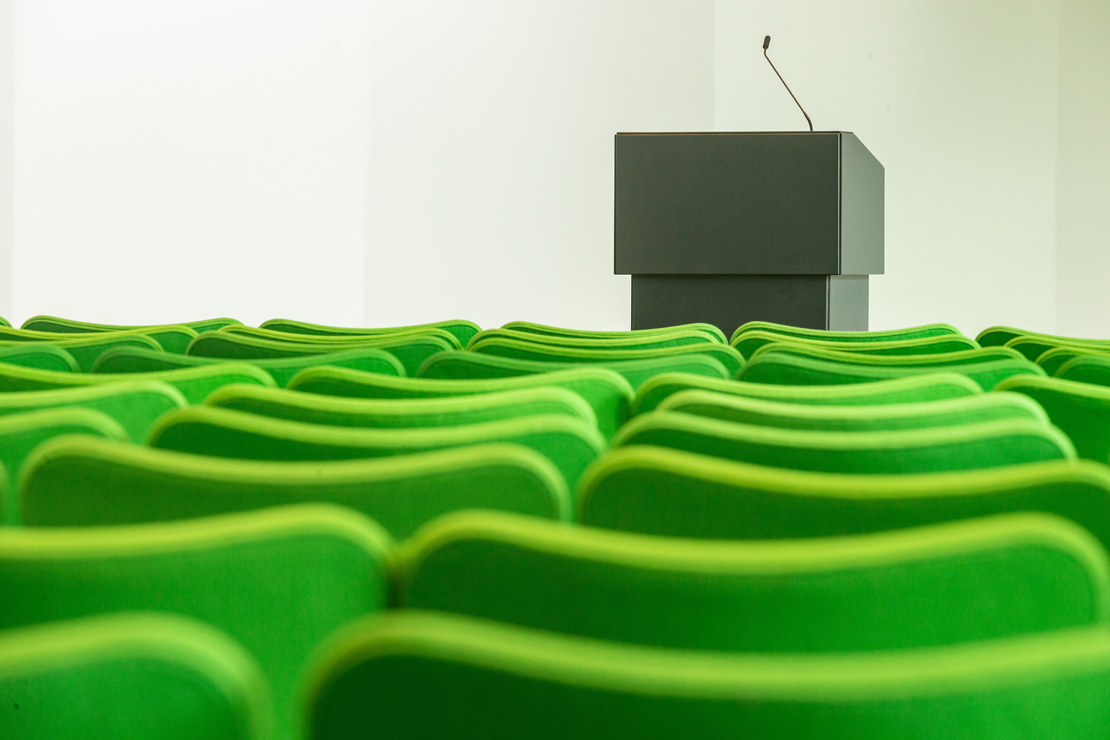 Blick in das leere Auditorium des Bucerius Kunst Forums mit grüner Bestuhlung. 