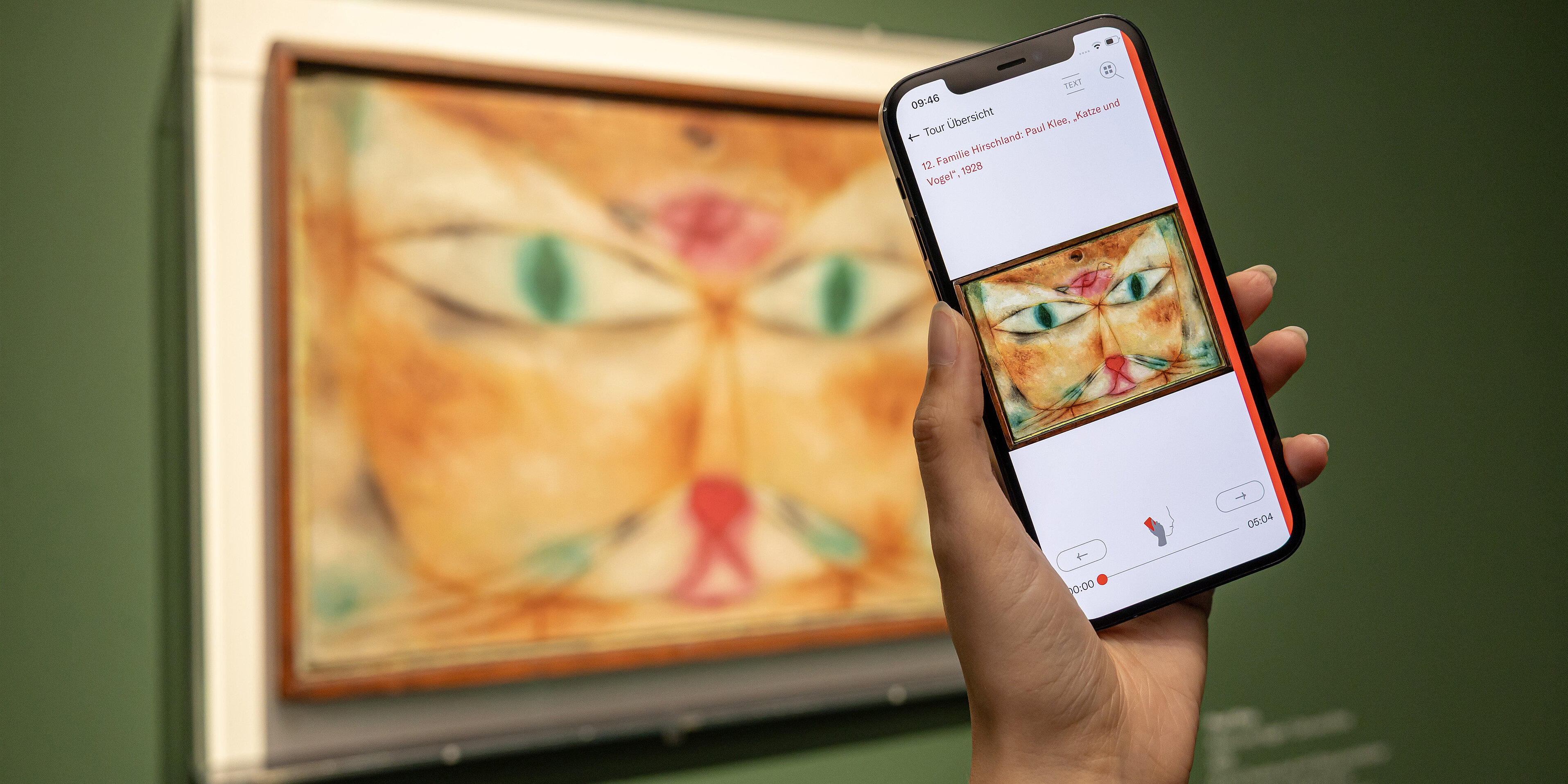 Das Bild zeigt ein Handy mit dem Bucerius Kunst Forum Audioguide zur Ausstellung Von Monet bis Picasso. Jüdische Kunstsammler:innen in Deutschland