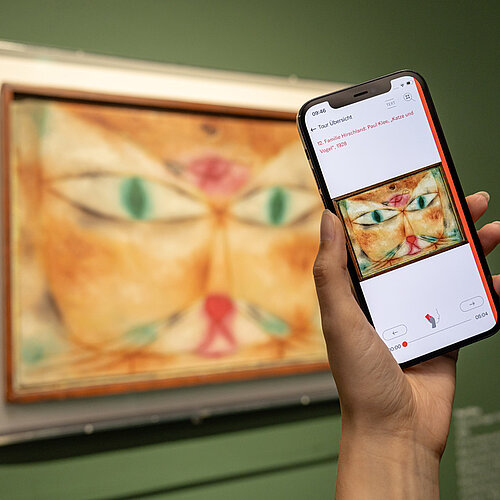 Das Bild zeigt ein Handy mit dem Bucerius Kunst Forum Audioguide zur Ausstellung Von Monet bis Picasso. Jüdische Kunstsammler:innen in Deutschland