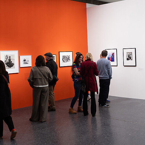 Die Fotografie zeigt Menschen in einer Ausstellung im Bucerius Kunst Forum.