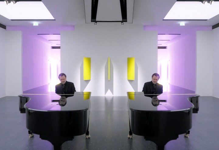 Klavier in der Ausstellung Minimal Art