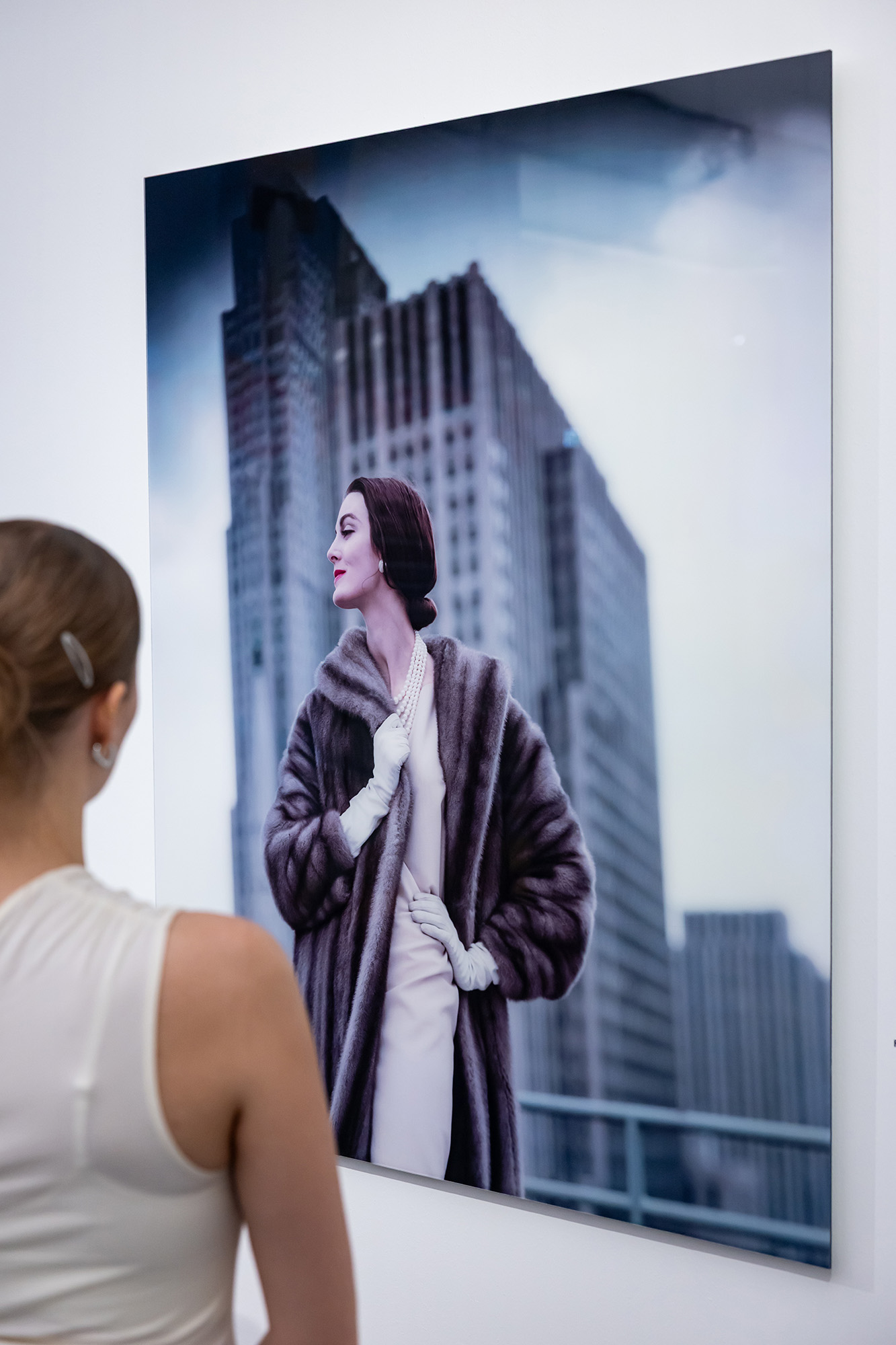 Das Bild zeigt eine Frau in der Ausstellung F.C. Gundlach. You'll Never Watch Alone.