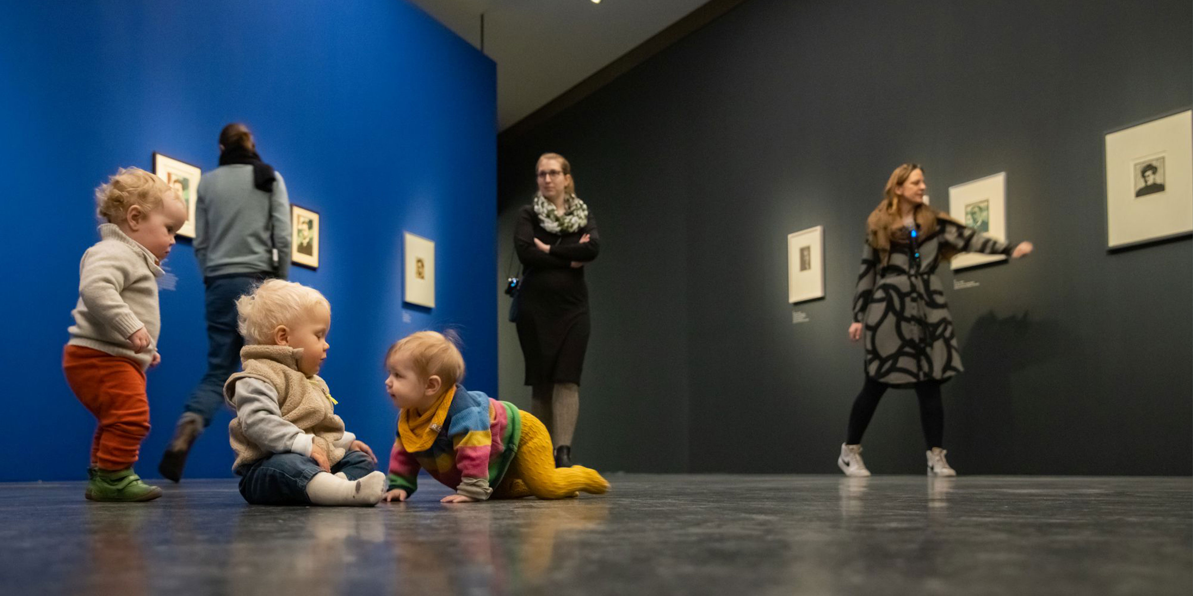 Babys und Eltern in einer Ausstellung des Bucerius Kunst Forums.