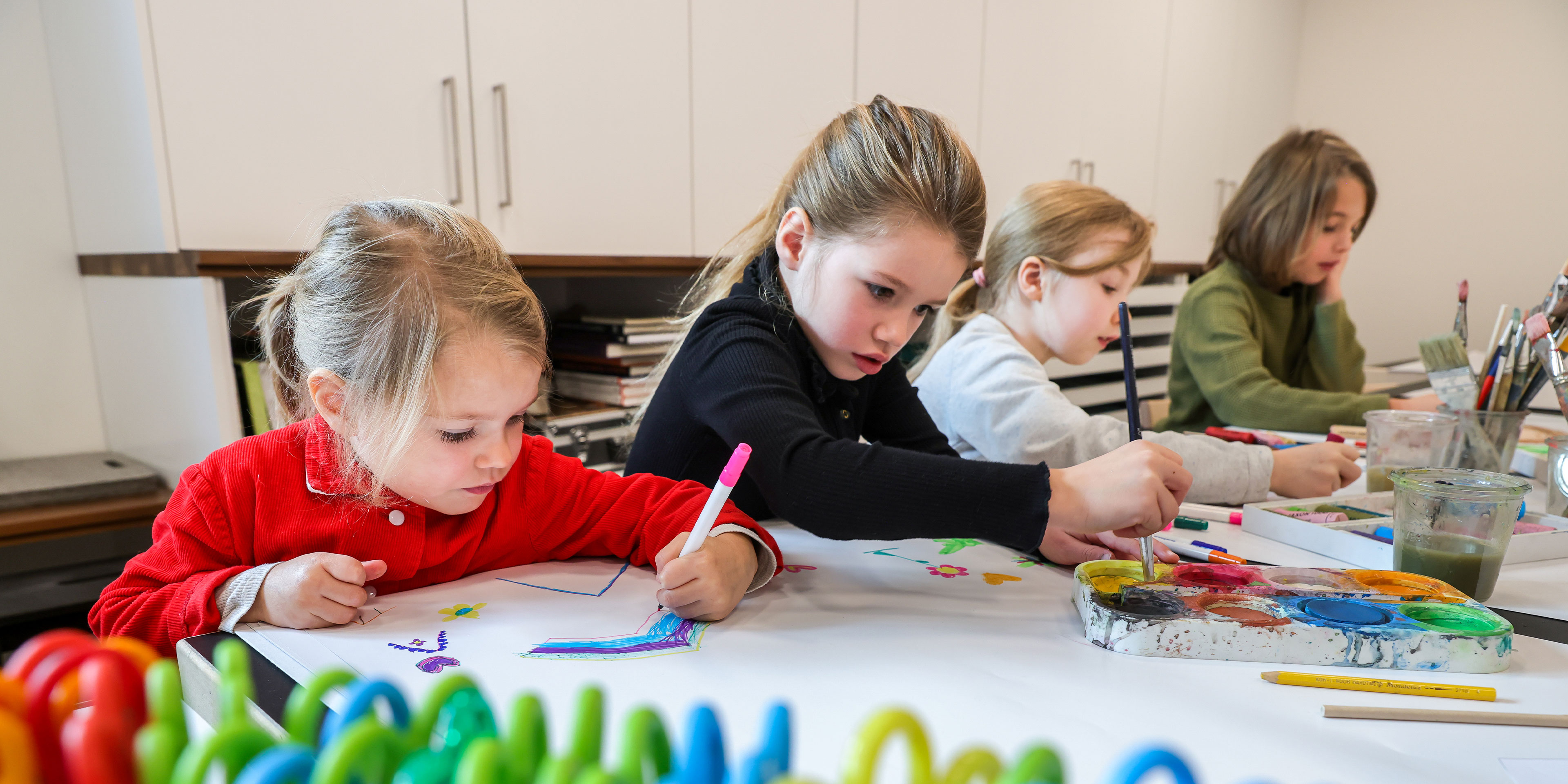 Vier Kinder malen im Atelier.